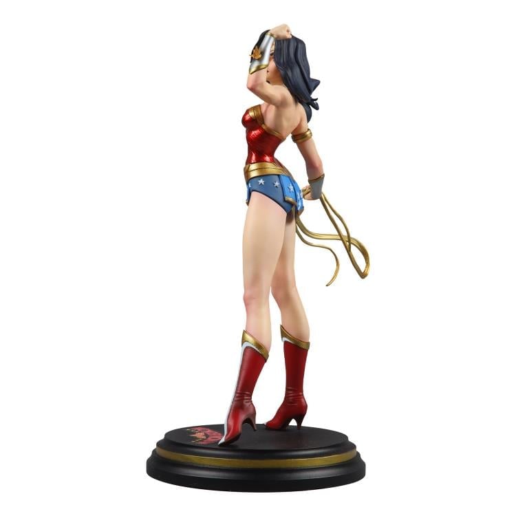 Cover Girls of the DC Universe Wonder Woman (J. Scott Campbell) 1/8 Scale Limited Edition Statue Gallery Image 4
