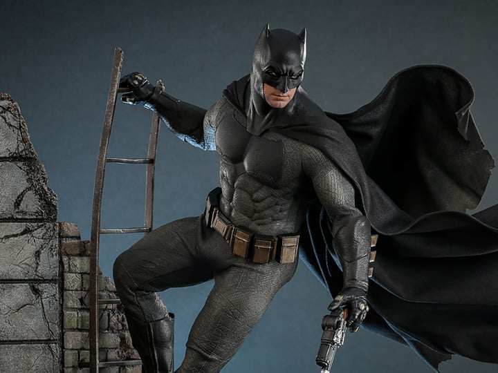 Batman v Superman: Dawn of Justice MMS732 Batman (Ver.2) Deluxe 1/6th Scale Collectible Figure Gallery Image 1