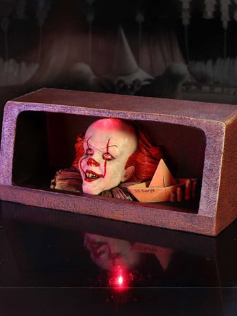 IT (2017) Pennywise Drain Figurine Gallery Image 2