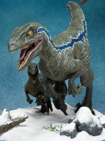 Jurassic World Mini Figura De PVC De Azul Y Beta – Set De 13 Cm Con Dinosaurios Pintados A Mano, Base Con Terreno Nevado