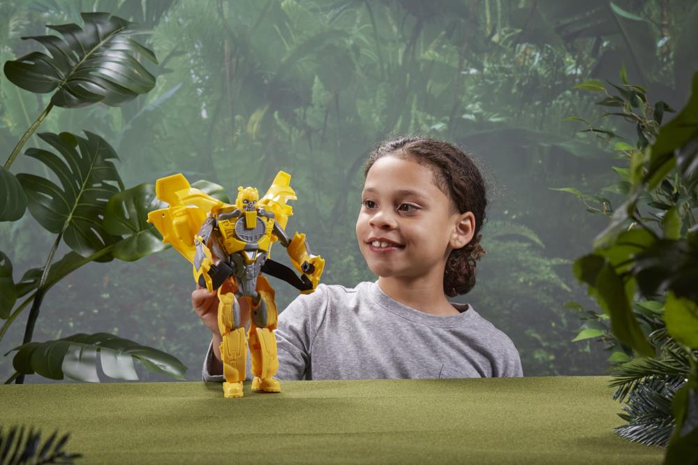 Transformers: Rise of the Beasts 2-in-1 Bumblebee Converting Mask Gallery Image 16