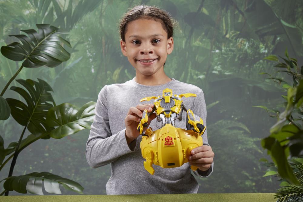 Transformers: Rise of the Beasts 2-in-1 Bumblebee Converting Mask Gallery Image 15