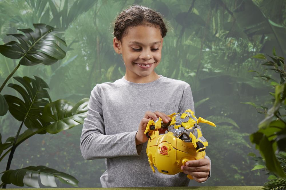 Transformers: Rise of the Beasts 2-in-1 Bumblebee Converting Mask Gallery Image 14