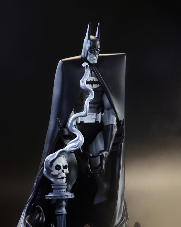 Batman Black & White Batman (Bill Sienkiewicz) 1/10 Scale Limited Edition Statue Gallery Image 5