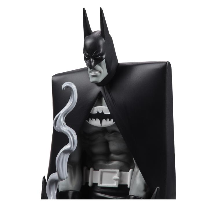 Batman Black & White Batman (Bill Sienkiewicz) 1/10 Scale Limited Edition Statue Gallery Image 12
