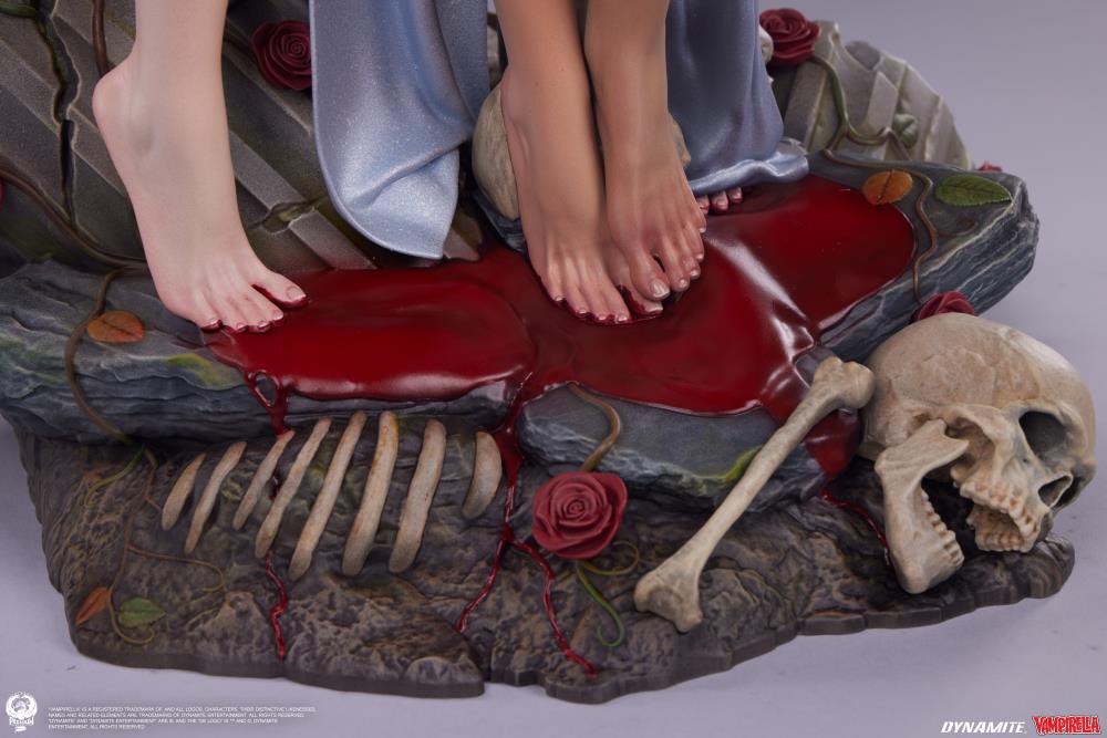 Vampirella Premier Series Vampirella 1/4 Scale Statue Gallery Image 19