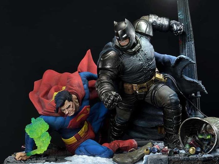 Batman: The Dark Knight Returns Ultimate Diorama Masterline Batman vs. Superman 1/3 Scale Statue Gallery Image 1