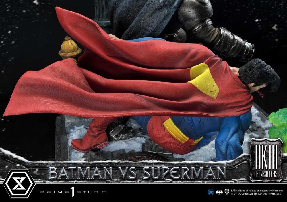 Batman: The Dark Knight Returns Ultimate Diorama Masterline Batman vs. Superman 1/3 Scale Statue Gallery Image 28