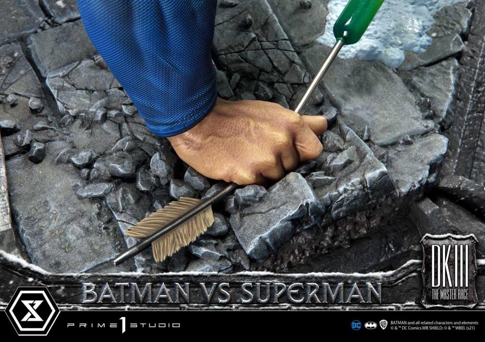 Batman: The Dark Knight Returns Ultimate Diorama Masterline Batman vs. Superman 1/3 Scale Statue Gallery Image 26
