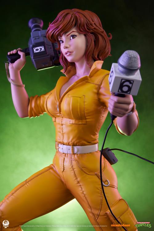 Teenage Mutant Ninja Turtles Premier Series April O'Neil 1/4 Scale Statue Gallery Image 6