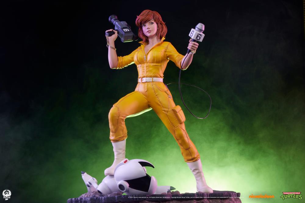 Teenage Mutant Ninja Turtles Premier Series April O'Neil 1/4 Scale Statue Gallery Image 3