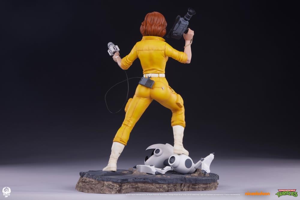 Teenage Mutant Ninja Turtles Premier Series April O'Neil 1/4 Scale Statue Gallery Image 13
