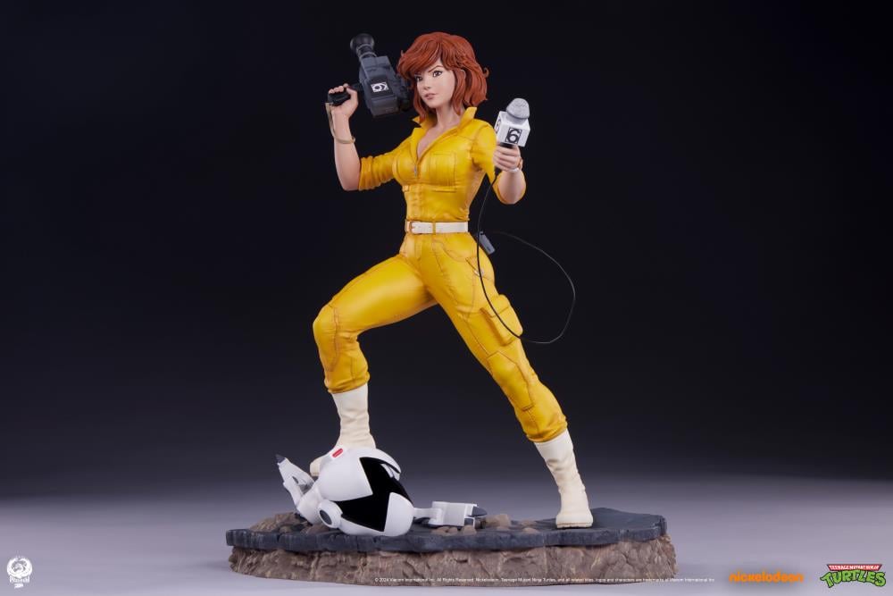 Teenage Mutant Ninja Turtles Premier Series April O'Neil 1/4 Scale Statue Gallery Image 10