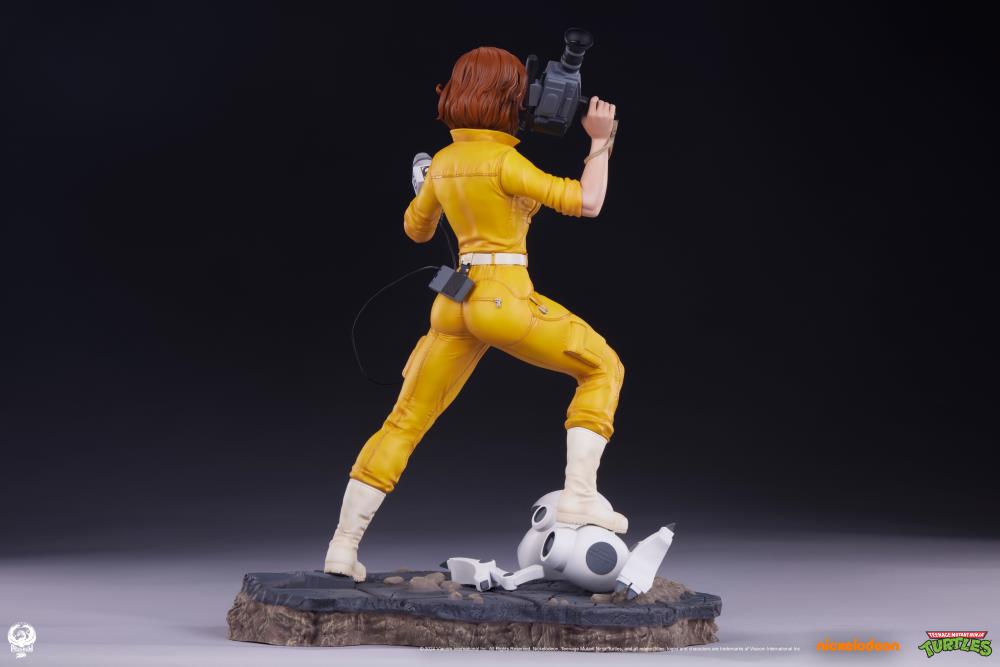 Teenage Mutant Ninja Turtles Premier Series April O'Neil 1/4 Scale Statue Gallery Image 14