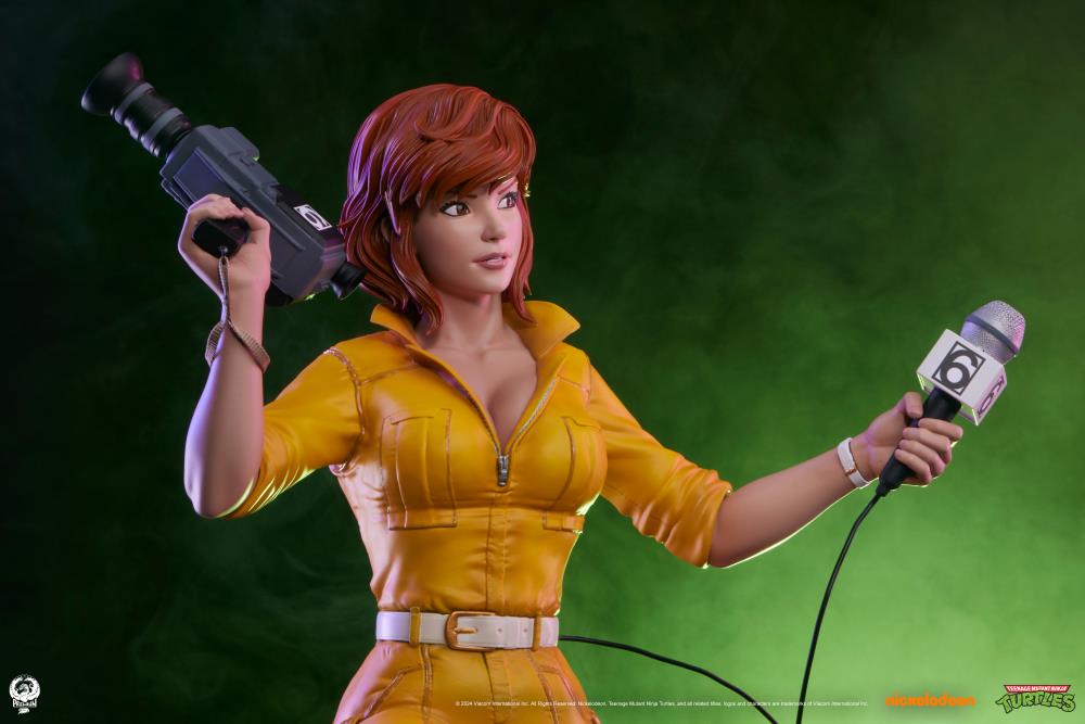Teenage Mutant Ninja Turtles Premier Series April O'Neil 1/4 Scale Statue Gallery Image 8