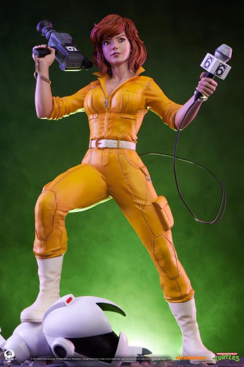 Teenage Mutant Ninja Turtles Premier Series April O'Neil 1/4 Scale Statue Gallery Image 5