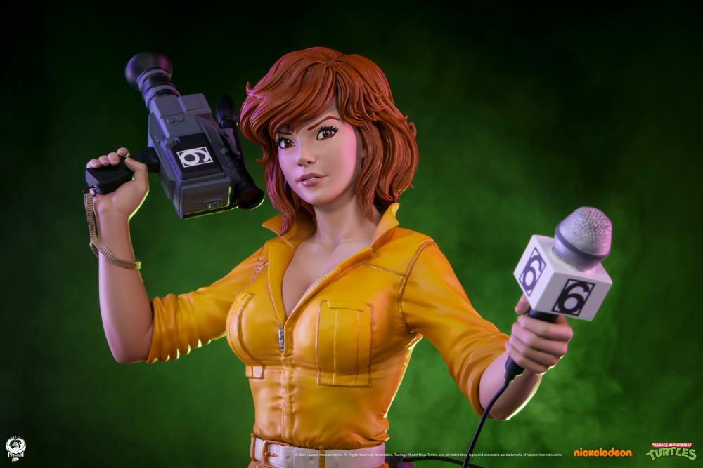 Teenage Mutant Ninja Turtles Premier Series April O'Neil 1/4 Scale Statue Gallery Image 7