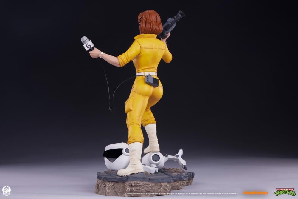 Teenage Mutant Ninja Turtles Premier Series April O'Neil 1/4 Scale Statue Gallery Image 12