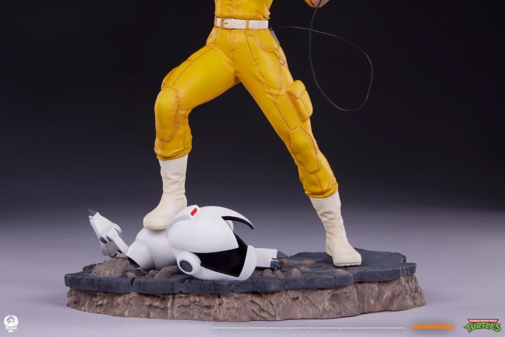 Teenage Mutant Ninja Turtles Premier Series April O'Neil 1/4 Scale Statue Gallery Image 26