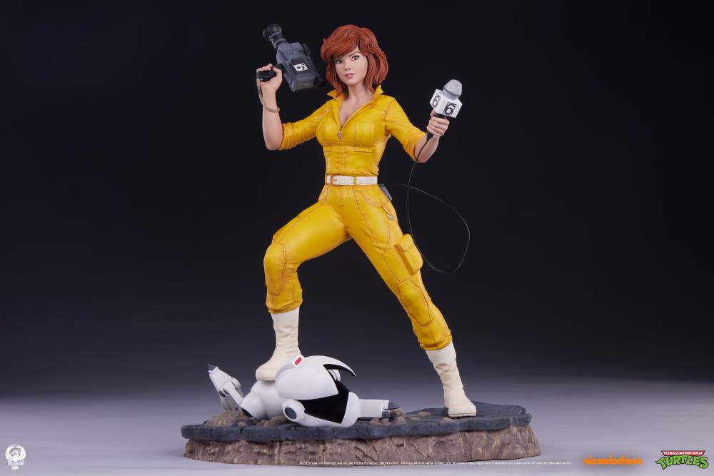 Teenage Mutant Ninja Turtles Premier Series April O'Neil 1/4 Scale Statue Gallery Image 9