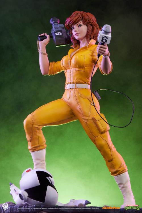 Teenage Mutant Ninja Turtles Premier Series April O'Neil 1/4 Scale Statue Gallery Image 4
