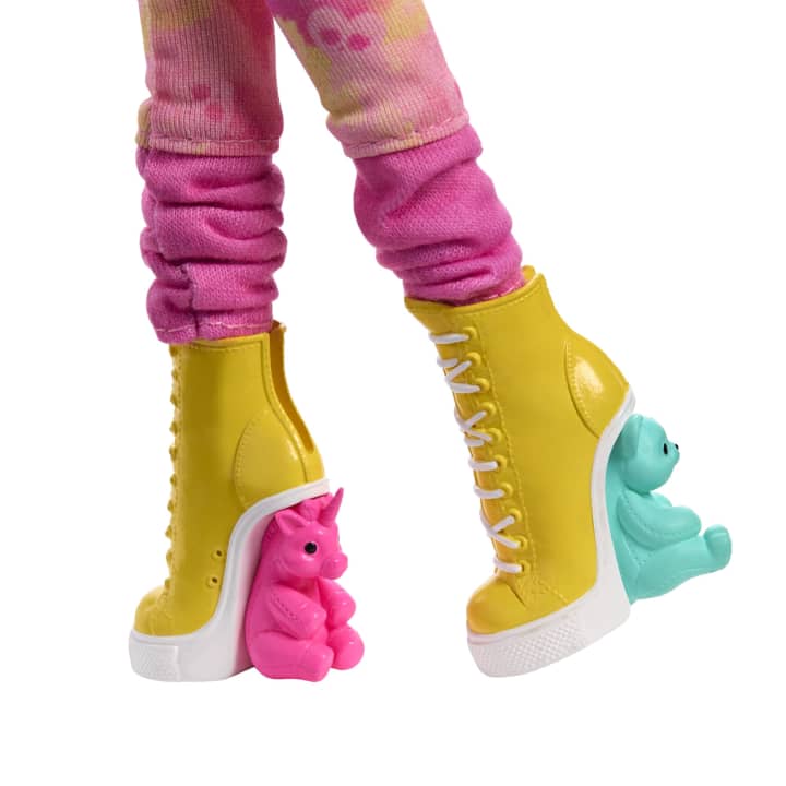 Monster High x Wednesday Enid Sinclair (Pink Fashion) Collectible Doll Gallery Image 6