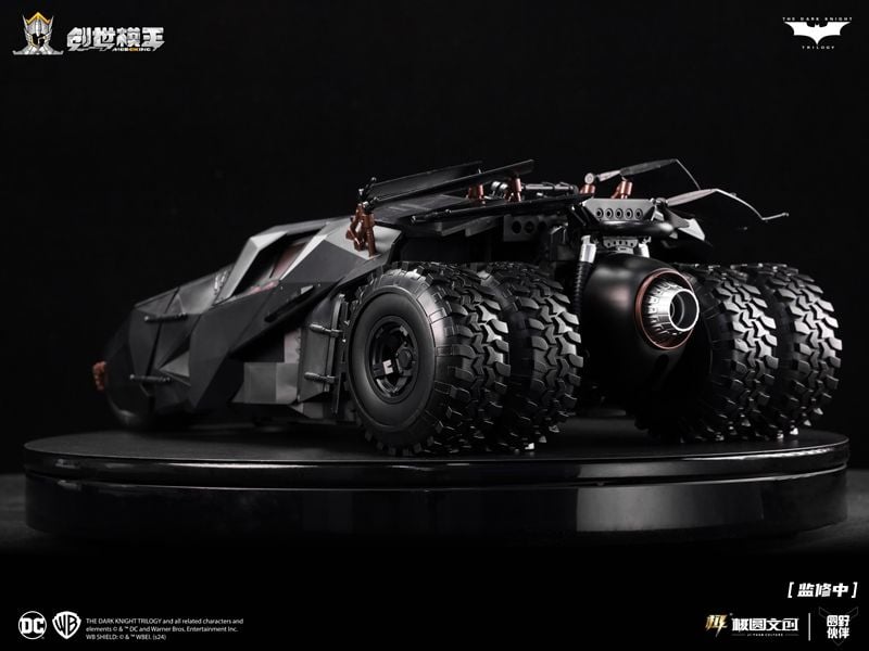 The Dark Knight Tumbler and Bat-Pod Deluxe 1/12 Scale Model Kit Gallery Image 4
