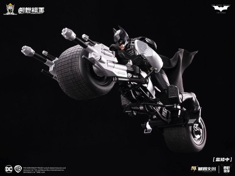 The Dark Knight Tumbler and Bat-Pod Deluxe 1/12 Scale Model Kit Gallery Image 6