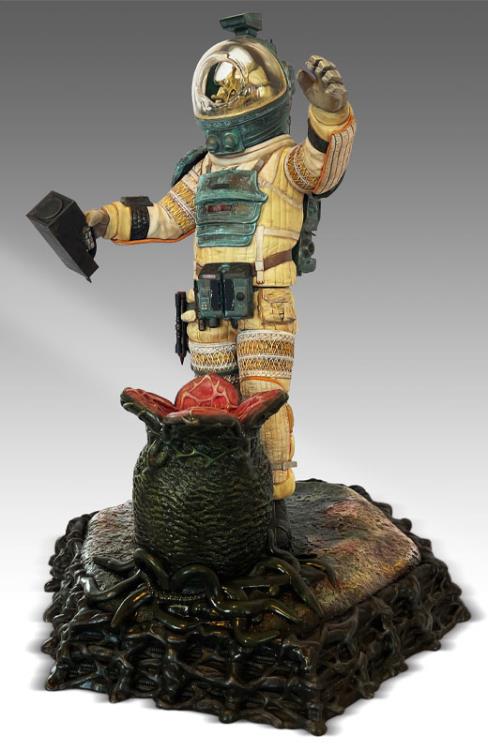 Alien Officer Kane 1/4 Scale Limited Edition Statue Gallery Image 11