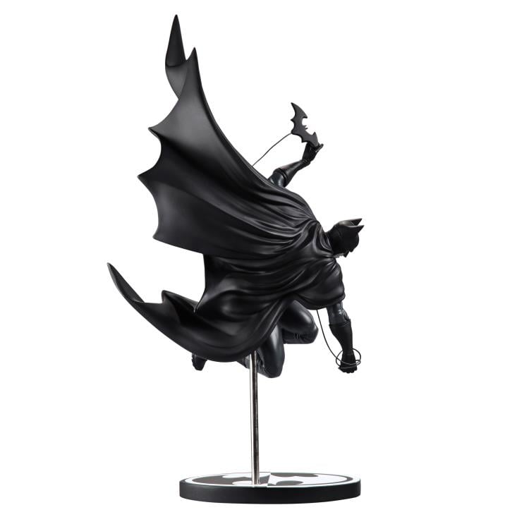 Batman Black & White Batman 1/10 Scale Limited Edition Statue (InHyuk Lee) Gallery Image 5