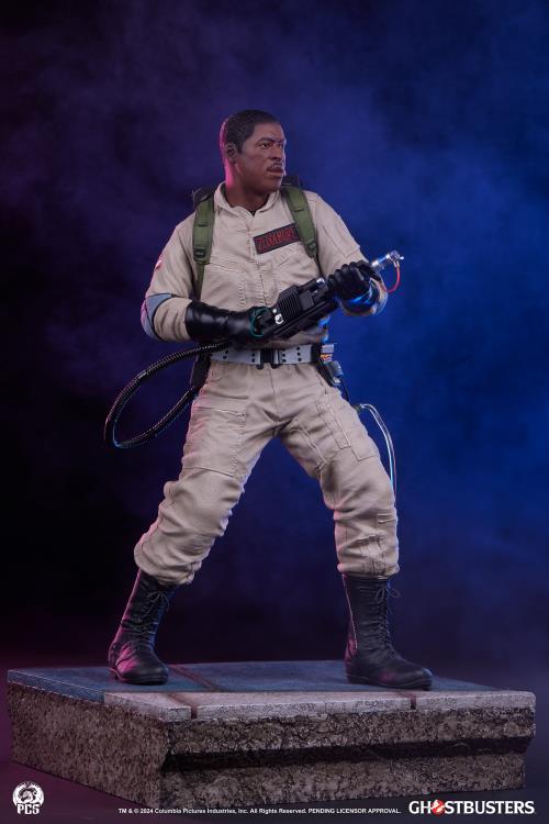 Ghostbusters Premier Series Winston 1/4 Scale Statue Gallery Image 4