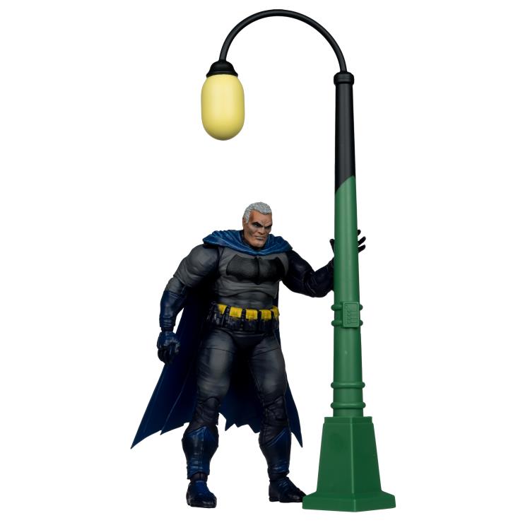 Batman: The Dark Knight Returns DC Multiverse Collector Edition Batman (Battle Damage) Platinum (Chase) Action Figure Gallery Image 7