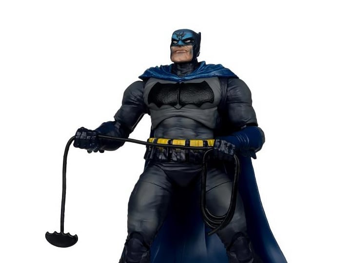Batman: The Dark Knight Returns DC Multiverse Collector Edition Batman (Battle Damage) Platinum (Chase) Action Figure Gallery Image 1
