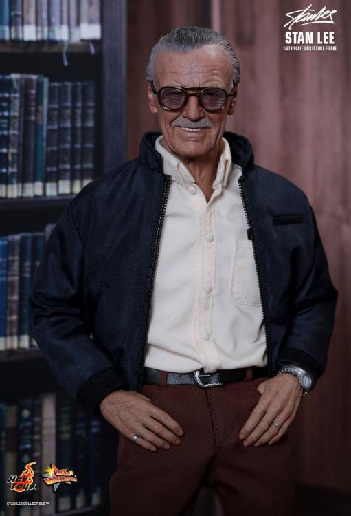 Stan Lee MMS327 Stan Lee 1/6th Scale Collectible Figure Gallery Image 9
