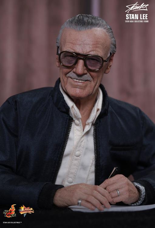 Stan Lee MMS327 Stan Lee 1/6th Scale Collectible Figure Gallery Image 5