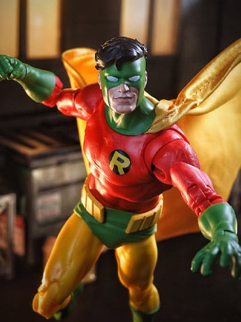 Crisis on Infinite Earths Robin (Earth-2) 7" Action Figure (With Digital Code) Gallery Image 2