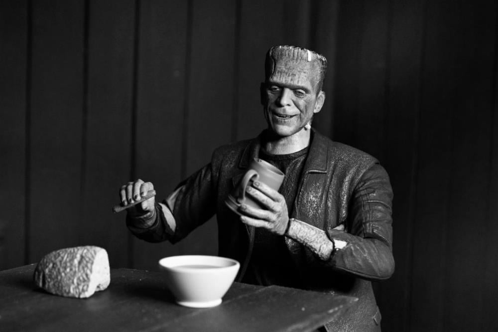 Universal Monsters Ultimate Bride of Frankenstein Frankenstein's Monster (Black & White Ver.) Action Figure Gallery Image 7