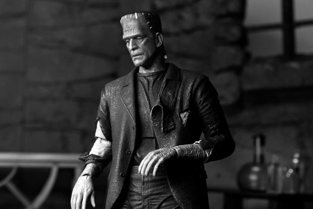 Universal Monsters Ultimate Bride of Frankenstein Frankenstein's Monster (Black & White Ver.) Action Figure Gallery Image 6