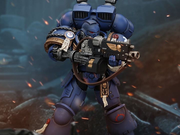 Warhammer 40,000: Space Marine 2 Ultramarines Brother Chairon 1/18 Scale Action Figure Gallery Image 1