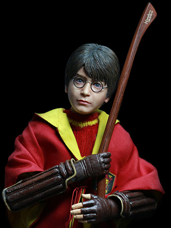Harry Potter and the Chamber of Secrets Harry Potter (Quidditch Uniform) 1/6 Scale Figure Gallery Image 2