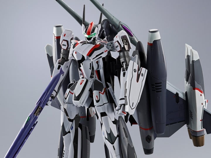 Macross Frontier: The False Songstress DX Chogokin VF-25F Tornado Messiah Valkyrie (Alto Saotome Machine Revival Ver.) Gallery Image 1