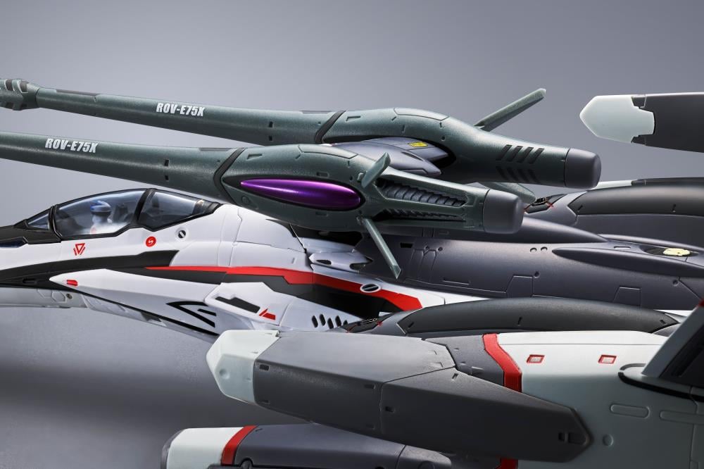 Macross Frontier: The False Songstress DX Chogokin VF-25F Tornado Messiah Valkyrie (Alto Saotome Machine Revival Ver.) Gallery Image 14