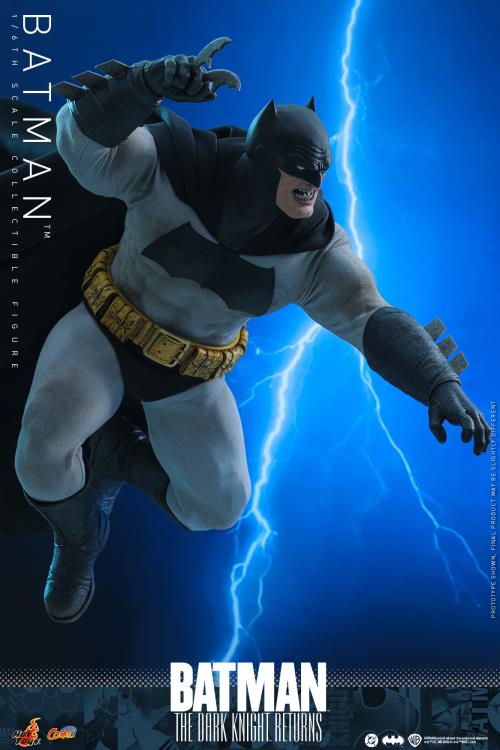 Batman: The Dark Knight Returns CMS024 Batman 1/6th Scale Collectible Figure Gallery Image 4