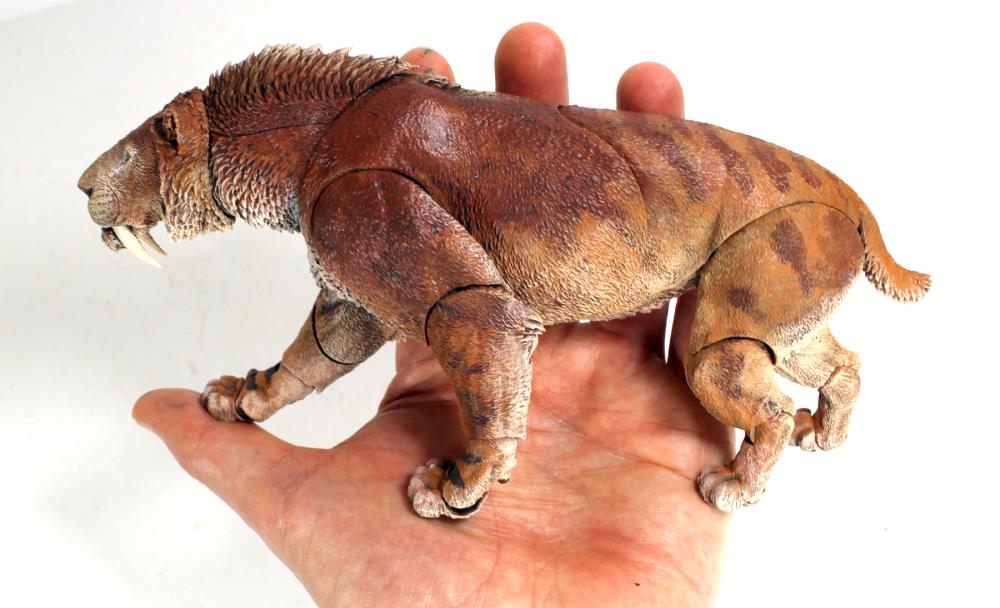 Cyberzoic Smilodon populator (Tan Ver.) 1/12 Scale Action Figure Gallery Image 9