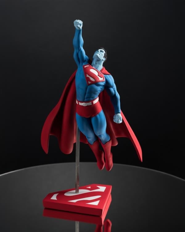 DC Comics Superman Red and Blue 1/10 Scale Limited Edition Statue (Gary Frank) Gallery Image 3