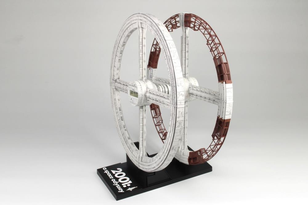2001: A Space Odyssey Space Station V 1/2600 Scale Model Kit Gallery Image 3