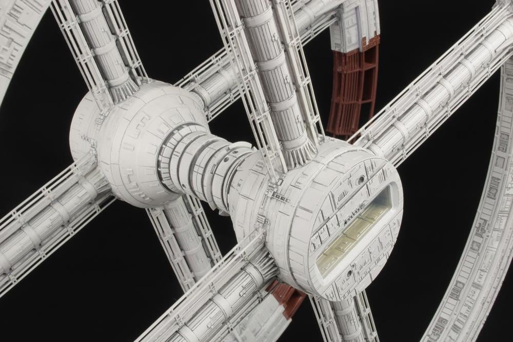 2001: A Space Odyssey Space Station V 1/2600 Scale Model Kit Gallery Image 7