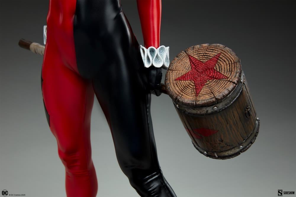 DC Comics Premium Format Harley Quinn (Comic Variant) Statue Gallery Image 14