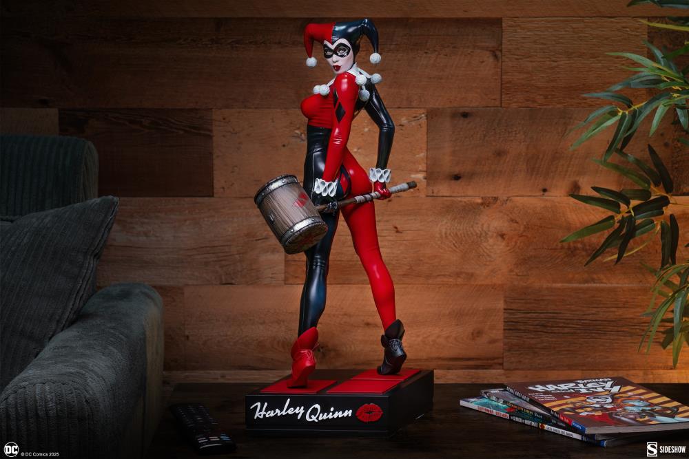 DC Comics Premium Format Harley Quinn (Comic Variant) Statue Gallery Image 3
