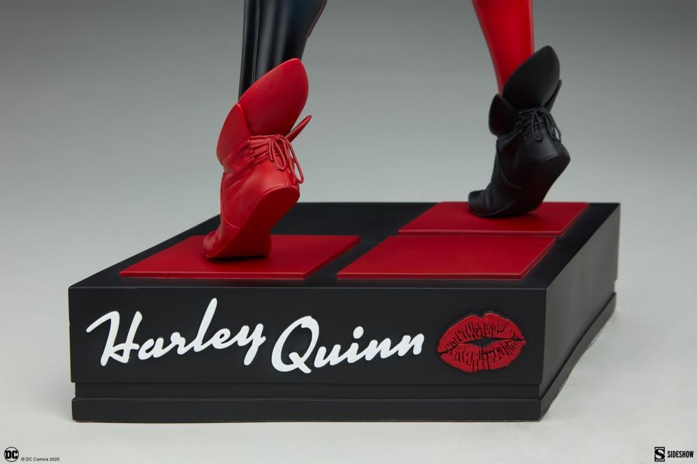 DC Comics Premium Format Harley Quinn (Comic Variant) Statue